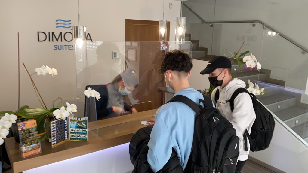 Inchecken bij de appartementen.