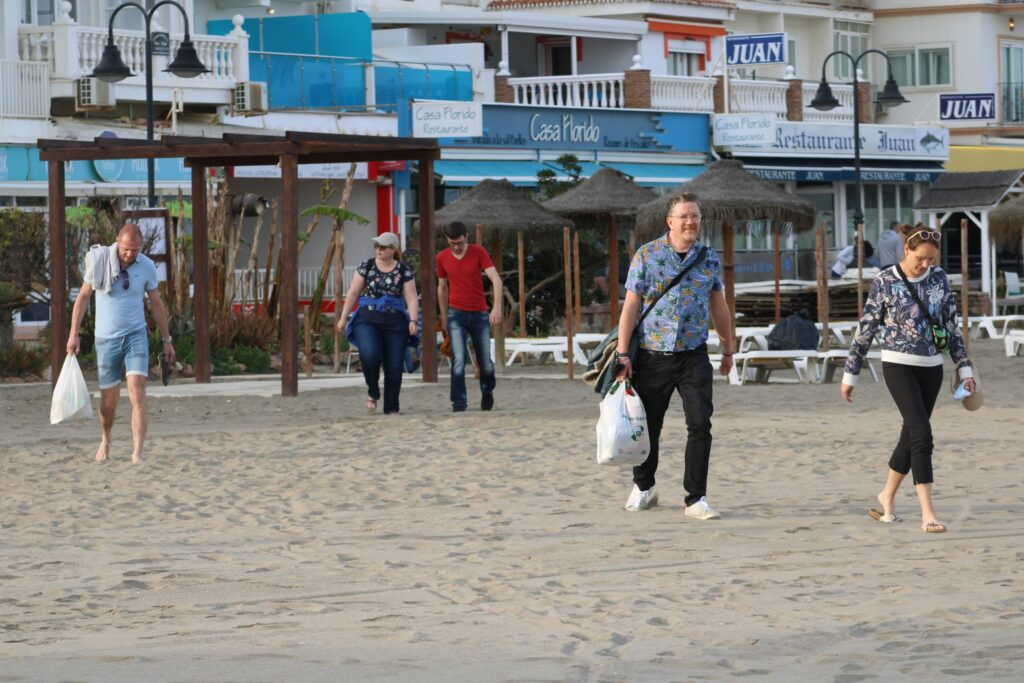 je ziet de leerkrachten toekomen op het strand.