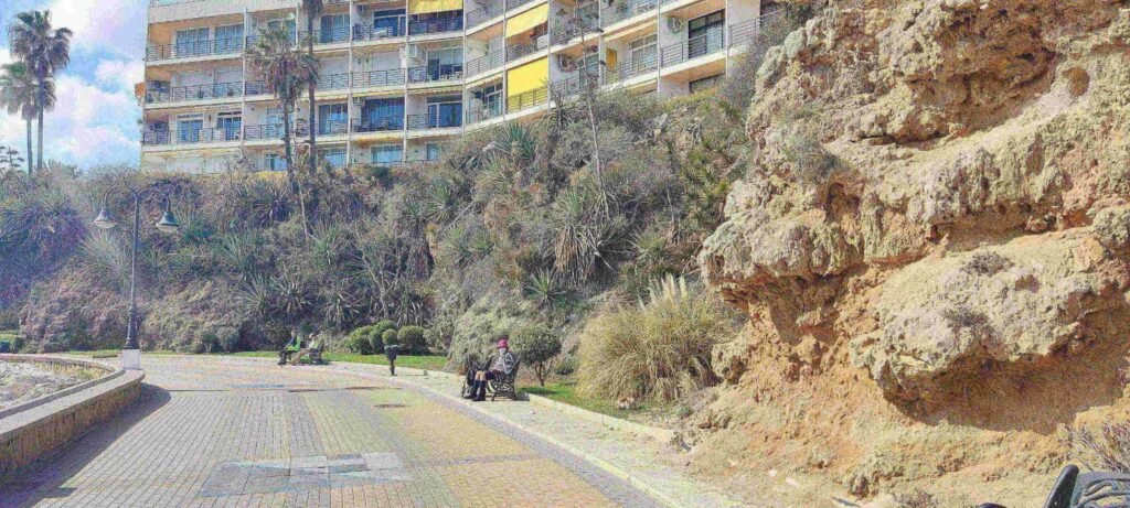 je ziet de andere kant van de rotsen waar het pad lijdt naar het ander strand 