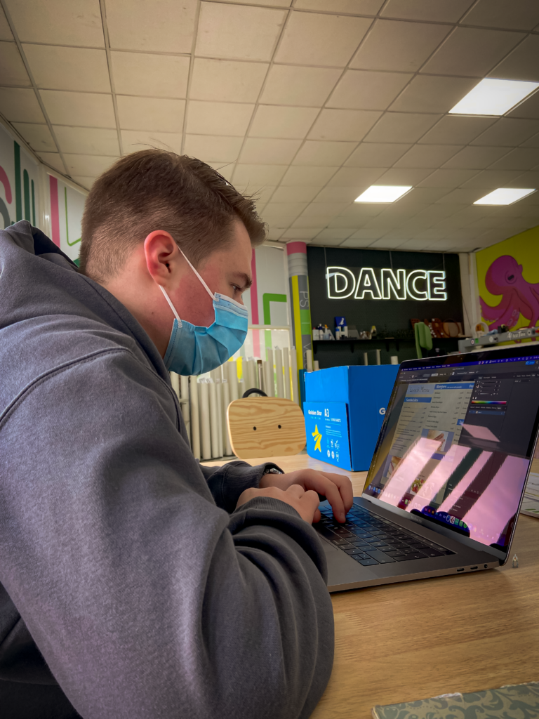 Mezelf op de werkplek.