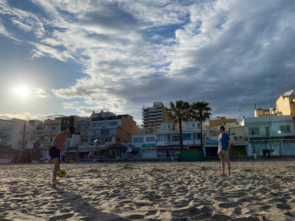 Voetballen op het strand