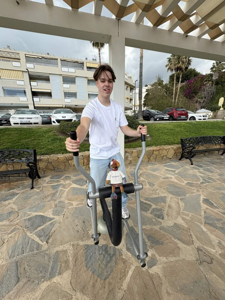 Che+pallas aan het fitnessen